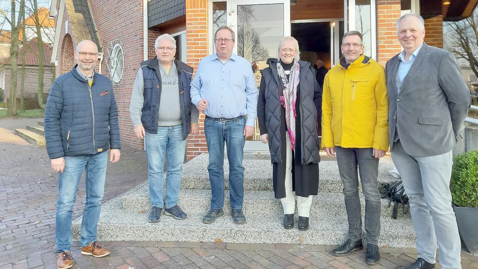 Zeigten sich zufrieden über den Ausgang der Bezirkswahl in der Baptistengemeinde Weener (im Bild von links): Die Wahlleiter Thomas Lange und Jürgen Zischke mit den gewählten Mitarbeitern Jörg Dieter Helmers, Siglinde Saathoff, Frank Timmermann und Freek Meyer. Foto: Reinhard Former