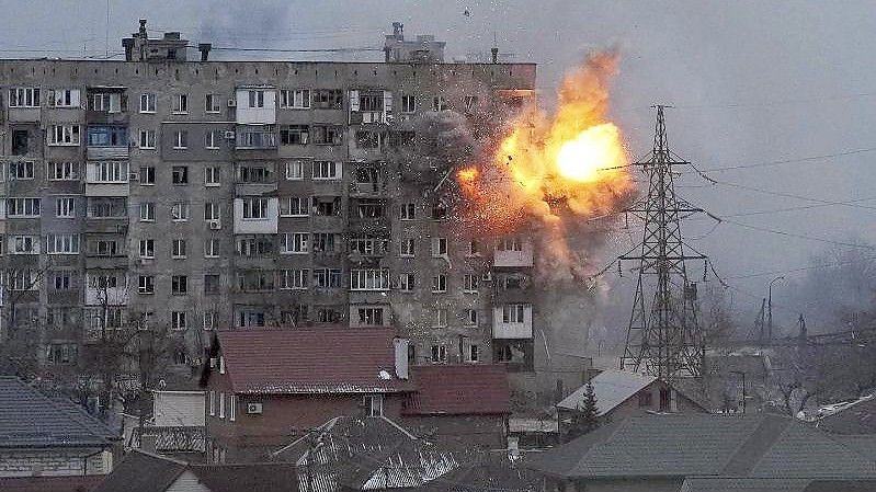 Besonders schwere Kämpfe gibt es in der Ukraine um die Stadt Mariupol - humanitäre Organisationen bezeichnen die Lage dort als katastrophal. Foto: Evgeniy Maloletka/AP/dpa