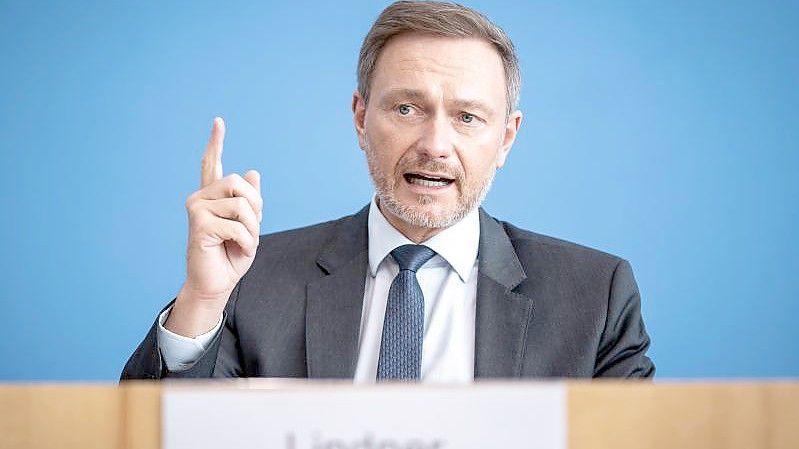 „Müssen davon ausgehen, dass auch zusätzliche Ausgaben auf uns zukommen werden“: Bundesfinanzminister Christian Lindner. Foto: Michael Kappeler/dpa