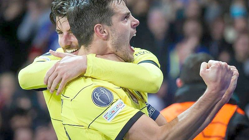 Chelseas Cesar Azpilicueta (r) jubelt nach dem zweiten Tor seiner Mannschaft bei OSC Lille. Foto: Virginie Lefour/BELGA/dpa