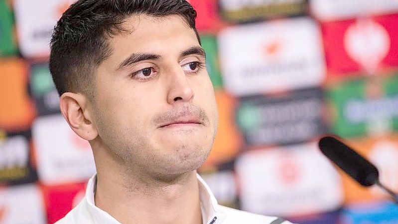 Leverkusens Exequiel Palacios blickt während der Pressekonferenz zum Spiel gegen Atalanta Bergamo in die Runde. Foto: Marius Becker/dpa