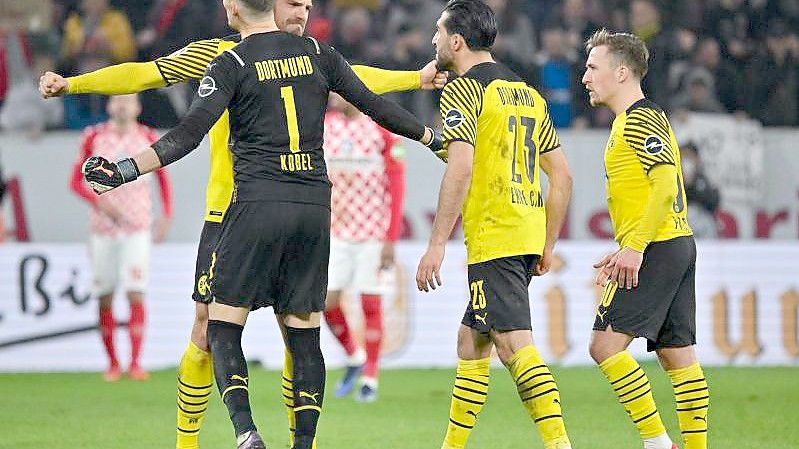 Die Spieler von Borussia Dortmund feiern den Rumpelsieg beim FSV Mainz 05. Foto: Torsten Silz/dpa