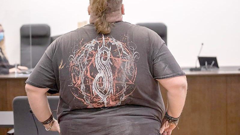 Der Youtuber „Drachenlord“ wurde wegen gefährlicher Körperverletzung und anderer Straftaten zu zwei Jahren Haft ohne Bewährung verurteilt. Dagegen legten Verteidigung und Staatsanwaltschaft Berufung ein. Foto: Daniel Karmann/dpa