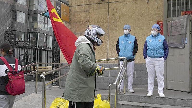 In China breitet sich der schwerste Corona-Ausbruch seit zwei Jahren weiter aus. Foto: Ng Han Guan/AP/dpa