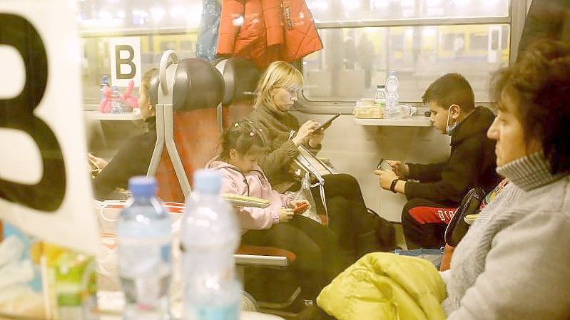 Flüchtlinge aus der Ukraine in einem Personenzug am Bahnhof in Kattowitz in Richtung Deutschland. Foto: Zbigniew Meissner/PAP/dpa