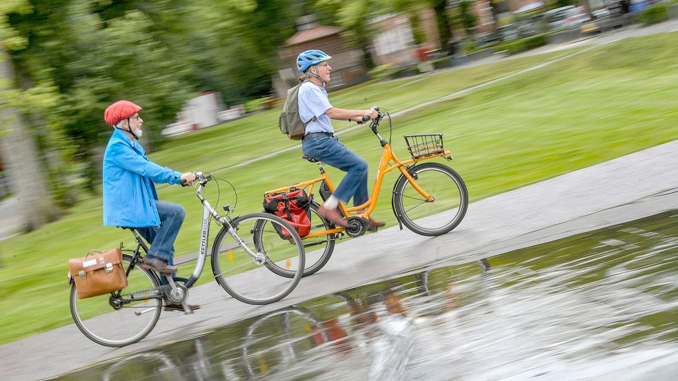 Zwei Radfahrer auf dem Georgswall: In Aurich wird am 15. Mai der 1. Ostfriesische Fahrradtag ausgerichtet. Foto: Archiv/Ortgies