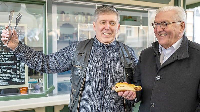 Am Bratwurststand von Thomas Böse gibt es eine Thüringer für Frank-Walter Steinmeier. Foto: Kristin Schmidt/dpa