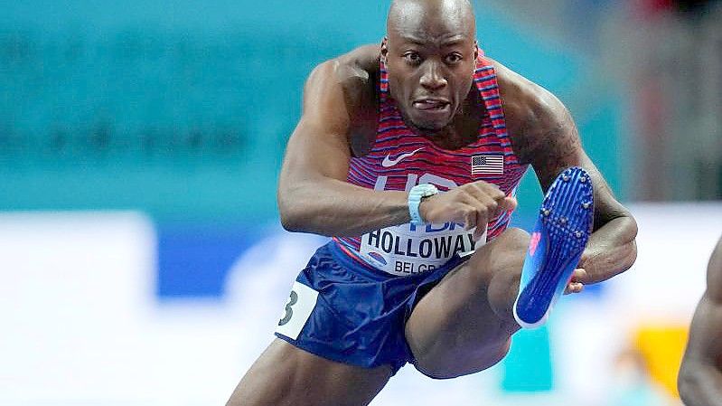 Der Amerikaner Grant Holloway stellte den Weltrekord ein. Foto: Petr David Josek/AP/dpa