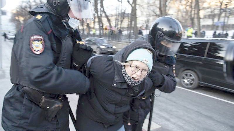 Die Polizei nimmt eine Demonstrantin während einer Protest-Aktion gegen Russlands Invasion in die Ukraine fest (Archivbild vom 27. Februar). Foto: Denis Kaminev/AP/dpa