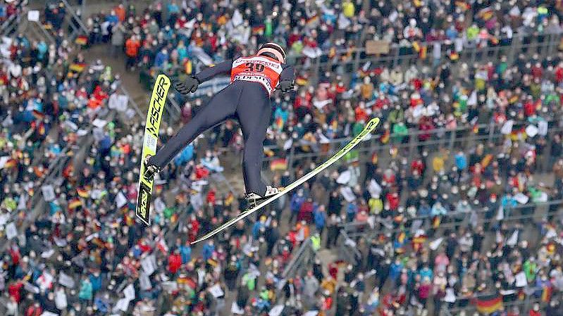 Karl Geiger wurde nur Neunter beim Skifliegen in Oberstdorf. Foto: Karl-Josef Hildenbrand/dpa