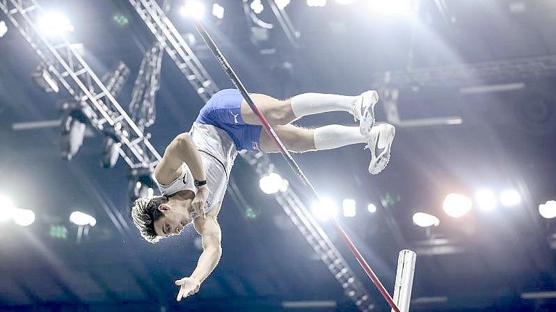 Der Schweder Armand Duplantis verbesserte den Hallen-Weltrekord im Stabhochsprung. Foto: Hannibal Hanschke/dpa