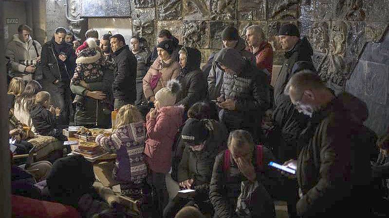 Menschen in Lwiw harren während eines Luftangriffs in einem Keller aus, der als Luftschutzbunker dient. Foto: Bernat Armangue/AP/dpa