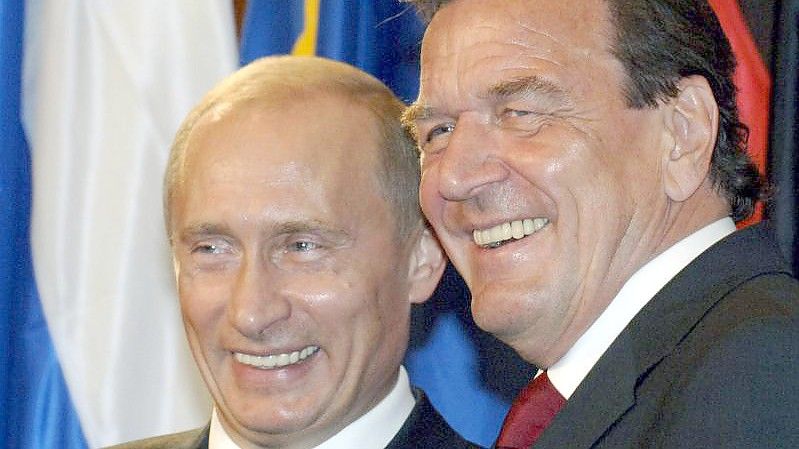 Der damalige Bundeskanzler Gerhard Schröder (SPD, r) im Jahr 2005 mit Russlands Präsident Wladimir Putin. Foto: Bernd Settnik/dpa