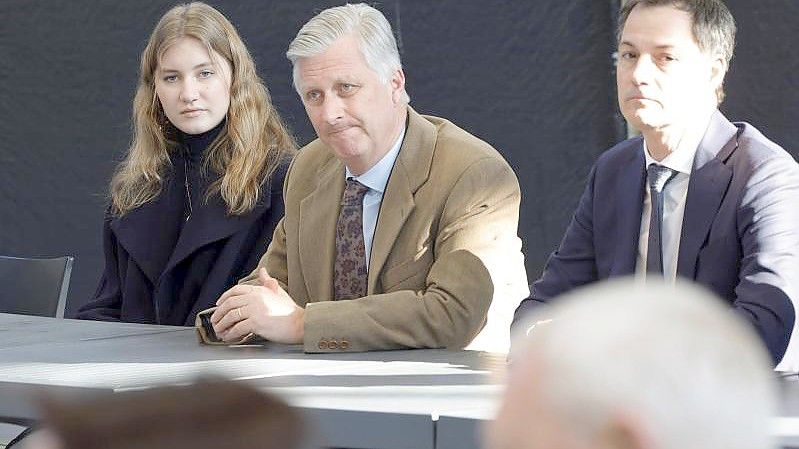 König Philippe von Belgien, seine Tochter, Prinzessin Elisabeth, und Ministerpräsident Alexander De Croo (r) treffen sich in Strépy-Bracquenies mit Angehörigen und Rettungskräften. Foto: Olivier Matthys/ap/dpa