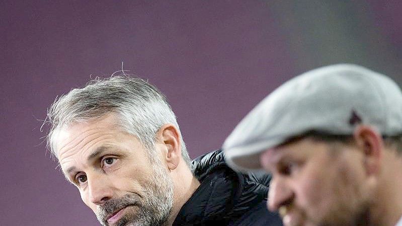 Dortmunds Trainer Marco Rose (l) und Kölns Trainer Steffen Baumgart geben nach dem Spiel ein Interview. Foto: Rolf Vennenbernd/dpa