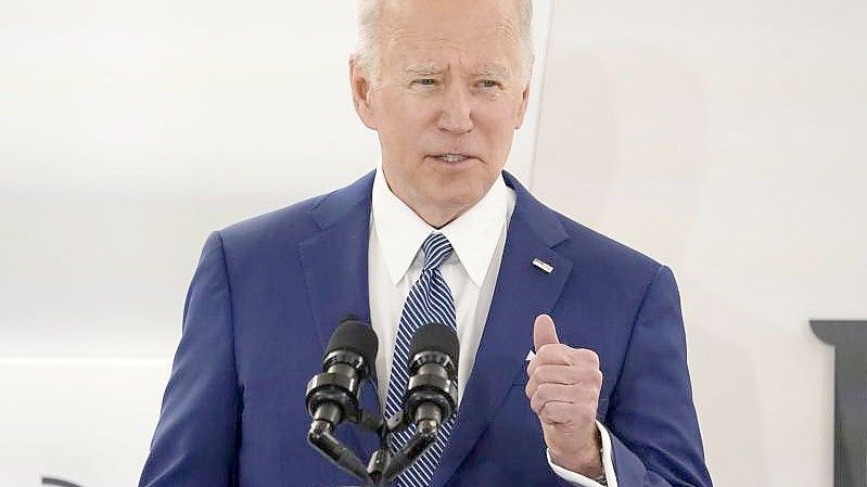 US-Präsident Joe Biden hat mit Blick auf den Ukraine-Krieg Befürchtungen über russische Cyberangriffen in den USA und dem Einsatz von Chemie- und Biowaffen in der Ukraine geäußert. Foto: Patrick Semansky/AP/dpa