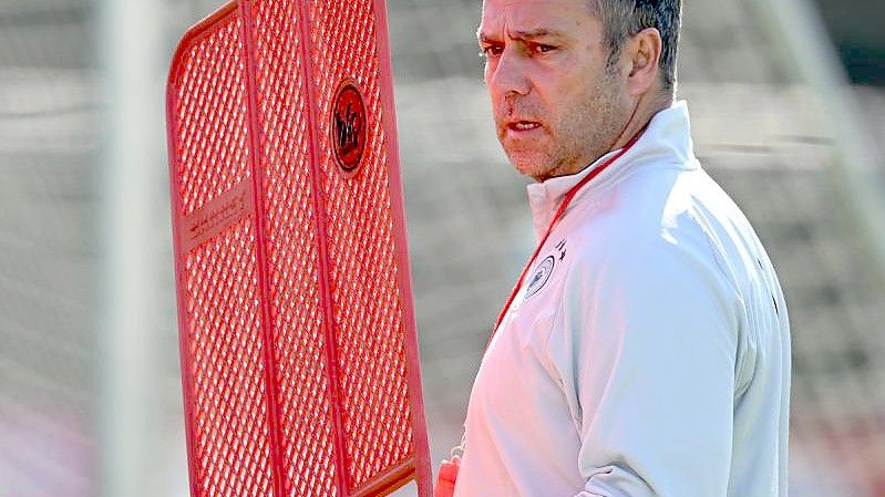 Trainer Hansi Flick bereitet das Training der Mannschaft vor. Foto: Arne Dedert/dpa