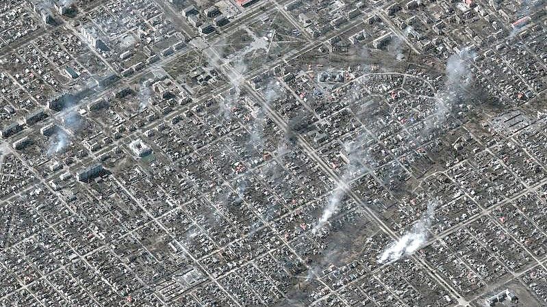 Das Satellitenbild zeigt brennende Gebäude in Mariupol. Foto: Uncredited/Maxar Technologies/AP/dpa