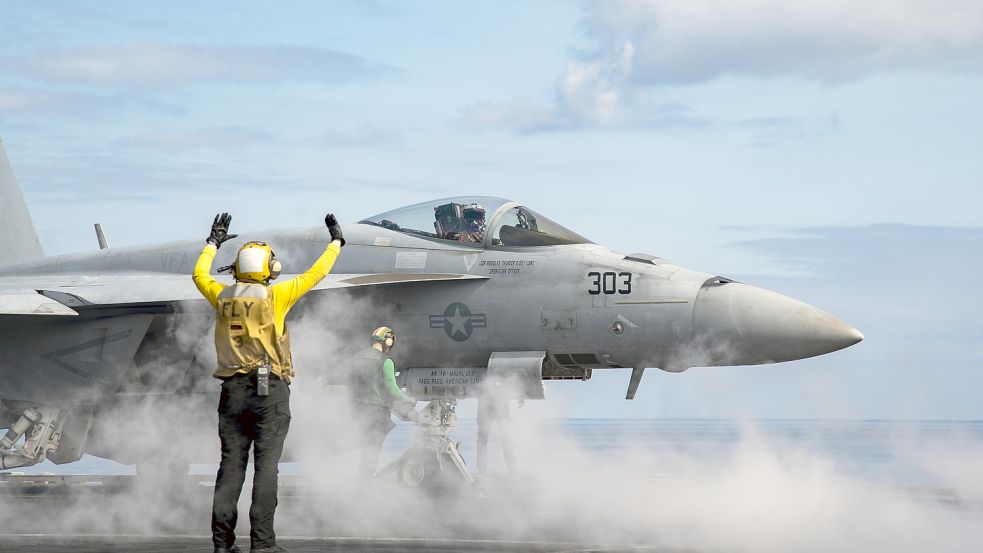 Startklar: Kampfjet der US-Streitkräfte auf dem Flugzeugträger USS Harry S. Truman bei einer Übung im Mittelmeer. Die Nato rüstet sich für russische Bedrohungen. Foto: picture alliance/dpa/AP