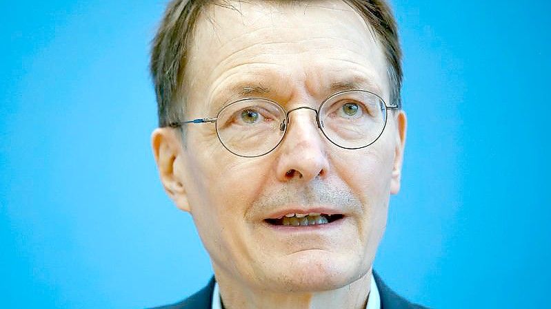 Laut Bundesgesundheitsminister Karl Lauterbach gibt es zahlreiche Regionen, wo Krankenhäuser überlastet sind. Foto: Carsten Koall/dpa