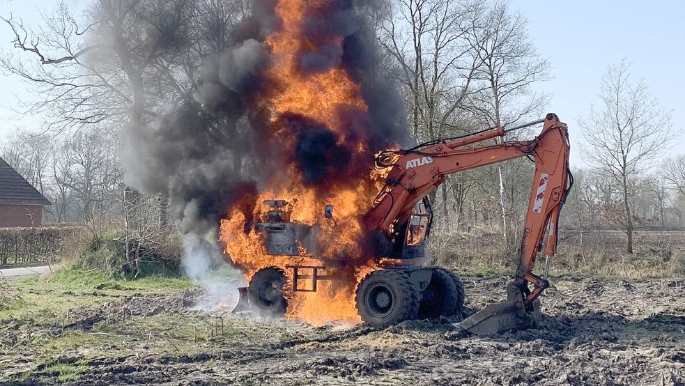 Der Bagger brannte auf einem Feld aus. Bild: Feuerwehr