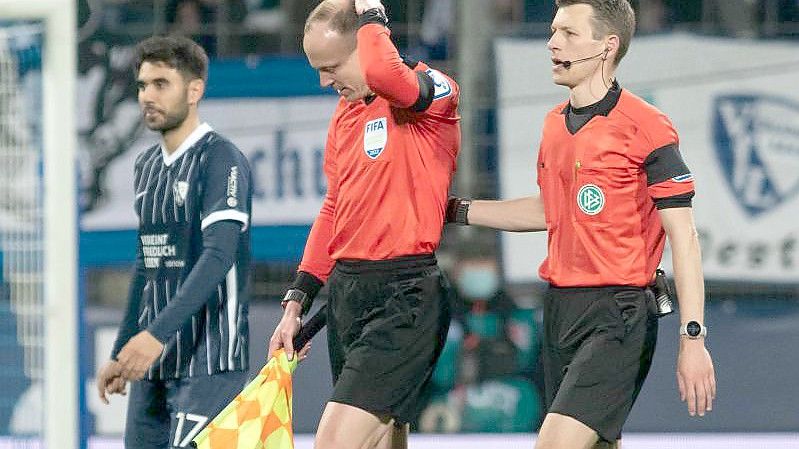 Die abgebrochene Bundesliga-Partie des VfL Bochum gegen Borussia Mönchengladbach wird mit einem 2:0 für die Gäste gewertet. Foto: Bernd Thissen/dpa