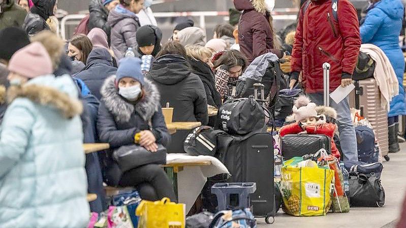 Derzeit nicht erfasst wird, wie viele Geflüchtete von Deutschland aus weiterreisen in andere Staaten. (Bild aus Berlin). Foto: Hannibal Hanschke/dpa