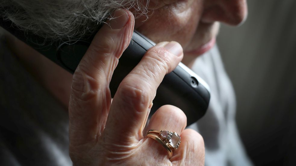 Die Zahl von Schockanrufe, mit denen Senioren veranlasst werden, Geld abzugeben, nehmen stark zu. Symbolfoto: Hildenbrand/dpa