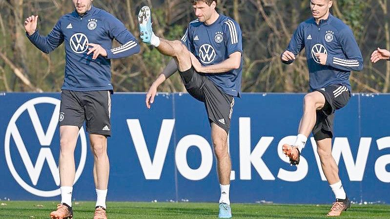 Die deutsche Nationalmannschaft um Christian Günther, Thomas Müller und Julian Weigl (l-r) im Abschlusstraining vor dem Israel-Spiel. Foto: Arne Dedert/dpa