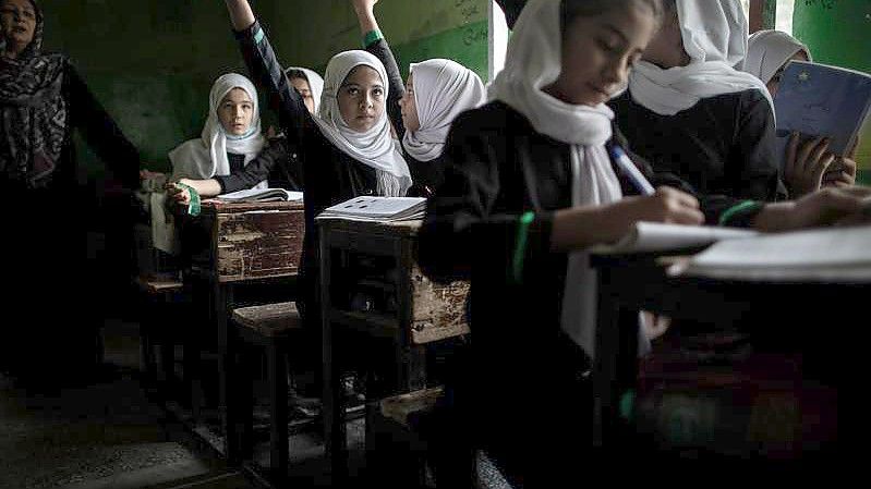 Junge afghanische Mädchen besuchen den Unterricht in einer Grundschule in Kabul. Foto: Oliver Weiken/dpa