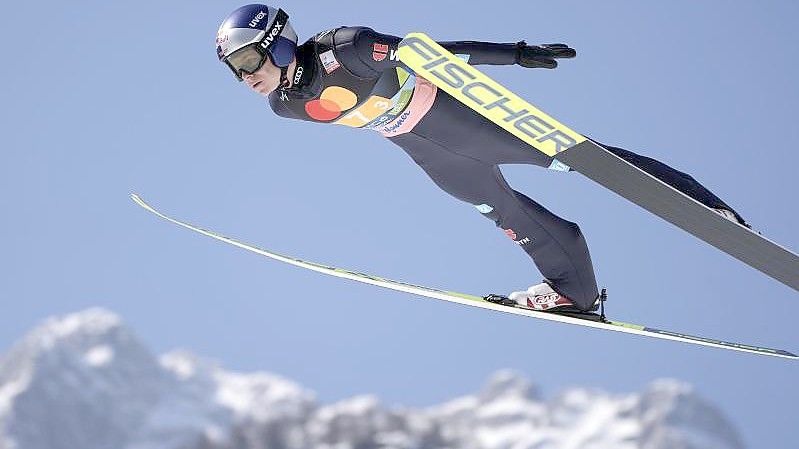 Der Deutsche Andreas Wellinger beim Sprung von der Schanze in Planica. Foto: Darko Bandic/AP/dpa