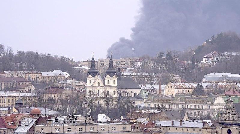 Rauch steigt in Lwiw im Westen der Ukraine auf. Foto: Nariman El-Mofty/AP/dpa