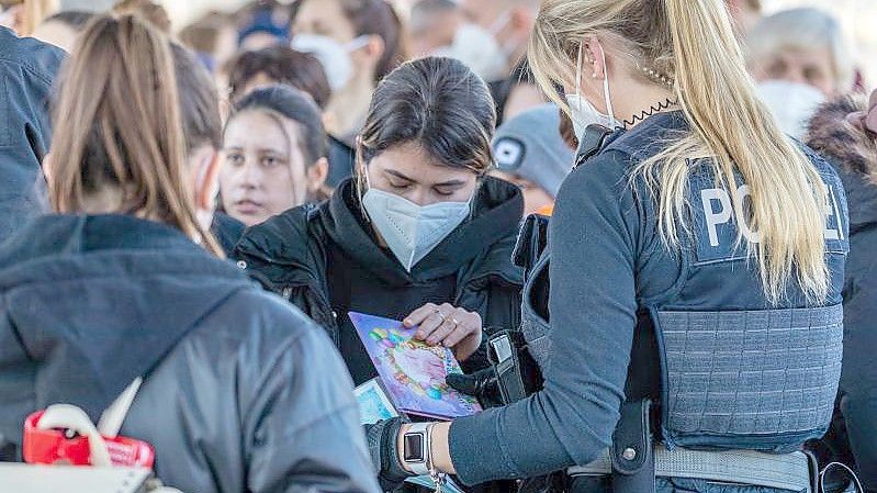 Flüchtlinge aus der Ukraine zeigen Beamten der Bundespolizei ihre Dokumente bei ihrer Ankunft. Foto: Frank Hammerschmidt/dpa-Zentralbild/dpa