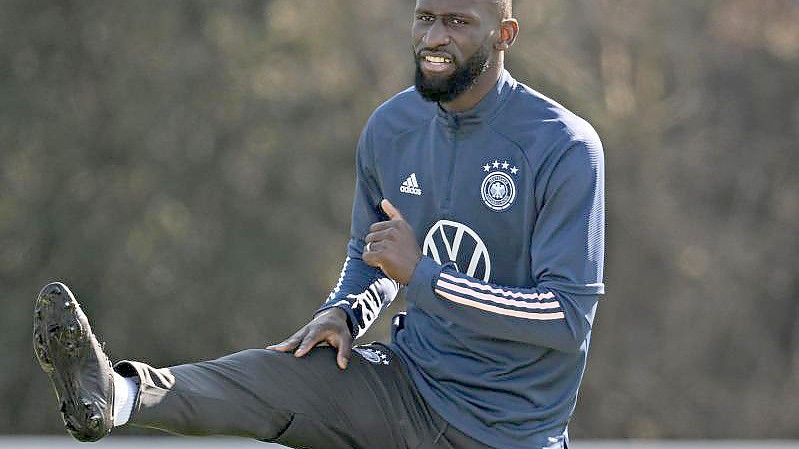 Nationalspieler Antonio Rüdiger steht am Dienstag in Amsterdam vor seinem 50. Länderspiel. Foto: Arne Dedert/dpa