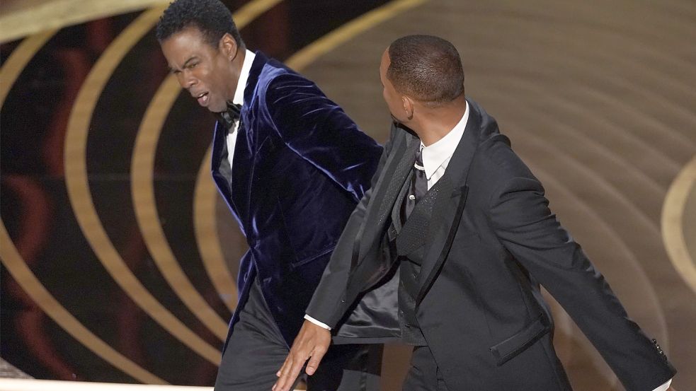 Voltreffer: Schauspieler Will Smith verpasst seinem Kollegen Chris Rock am Sonntagabend während der Oscar-Verleihung eine Ohrfeige. Foto: Pizzello/Invision/AP/DPA