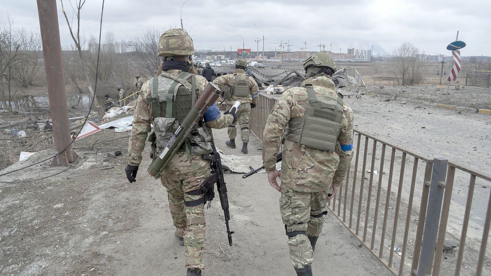 Ukrainische Soldaten sollen die Stadt Irpin wieder konktrollieren. Foto: imago images/NurPhoto