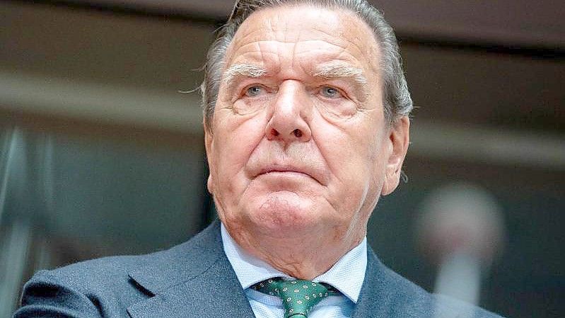 „Ich habe ihn mal sehr geschätzt, das ist aber schon lange her“, sagt Karl Lauterbach über Ex-Kanzler Gerhard Schröder. Foto: Kay Nietfeld/dpa