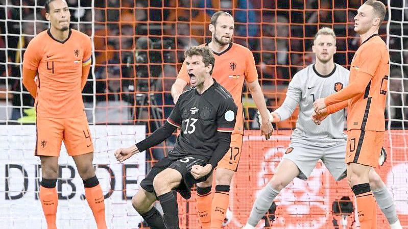 Thomas Müller (M) jubelt nach seinem Treffer zum 1:0 im Spiel gegen die Niederlande. Foto: Federico Gambarini/dpa