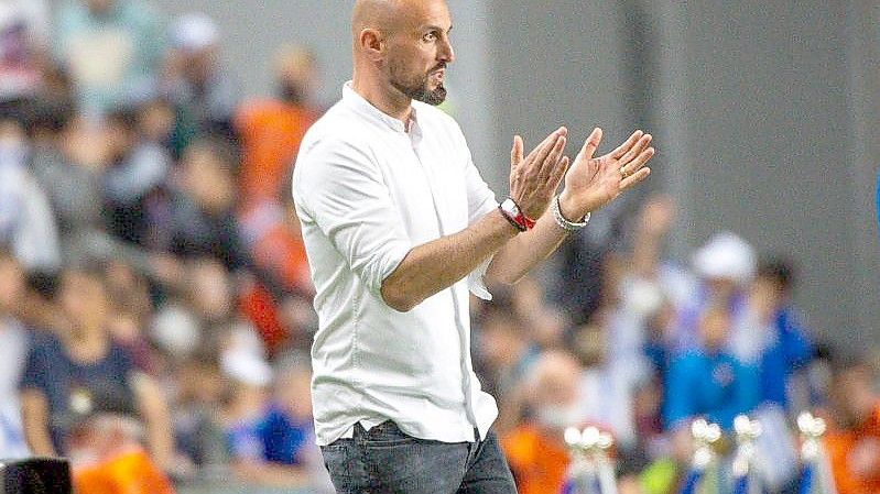 U21-Trainer Antonio Di Salvo gestikuliert beim Spiel in Israel am Spielfeldrand. Foto: Berney Ardov/dpa