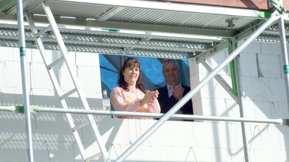 Sonja Schoon (Inhaberin/Heimleiterin) und Bürgermeister Günter Harders (Ostrhauderfehn) beim Richtfest im Rohbau der zukünftigen Tagespflegeeinrichtung „Schoon zu Haus“. Foto: Scherzer