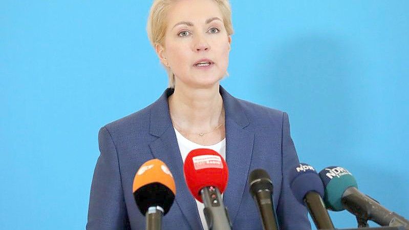 Manuela Schwesig (SPD), Ministerpräsidentin von Mecklenburg-Vorpommern, spricht auf einer Pressekonferenz. Foto: Bernd Wüstneck/dpa-Zentralbild/dpa