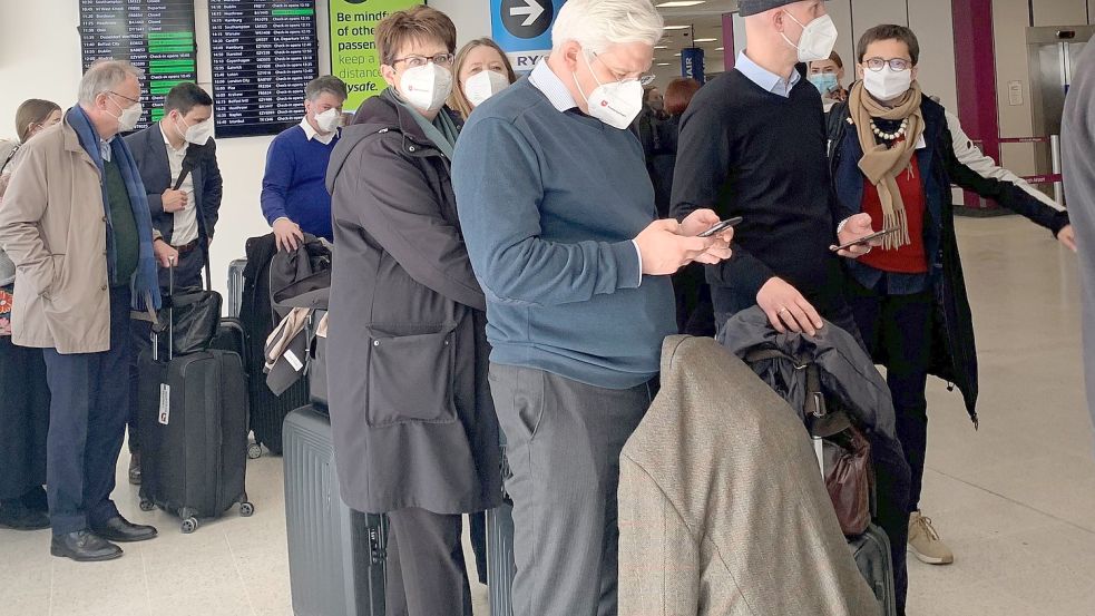 Niedersachsens Ministerpräsident Stephan Weil (l.), Europaministerin Birgit Honé (Mitte links), Landtagspräsidentin Gabriele (Mitte rechts) und Regierungssprecherin Anke Pörksen (rechts) stehen am Flughafen in Edinburgh. Aufgrund technischer Probleme am Flughafen in Heathrow musste die Delegation um Weil am Donnerstag vorzeitig abreisen. Foto: Lars Laue