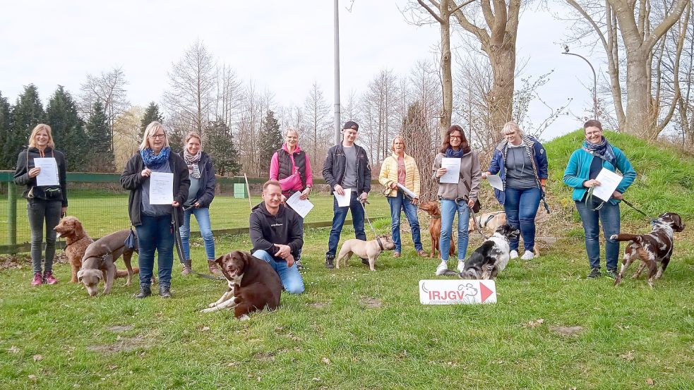 Legten die Prüfung erfolgreich ab: (von links) Angela Bartsch mit Chewie, Michaela Pekeler mit Pepe, Maren Uken mit Leo, Marion Kastner mit Max, David Boekhoff mit Marsli, Hildegard Grammel mit Cimi, Sandra Papudis-Naß mit Holly, Wiebke Vry mit Milow und Martina Simon mit Theo. Prüfer war Michael Schrand. Foto: privat