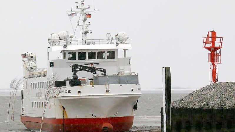 In der Hafeneinfahrt der Nordsee-Insel Wangerooge ist eine Fähre auf Grund gelaufen. Foto: Peter Kuchenbuch-Hanken/dpa