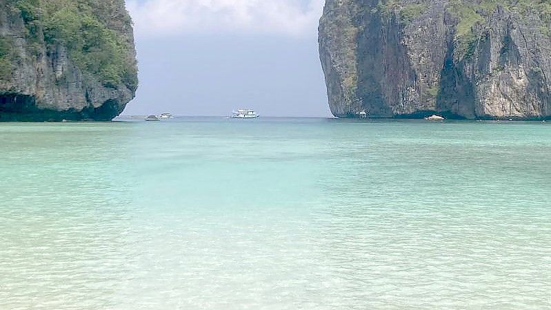 Maya Bay: Es dürfen nur noch 375 Menschen gleichzeitig an den Strand. Foto: Carola Frentzen/dpa