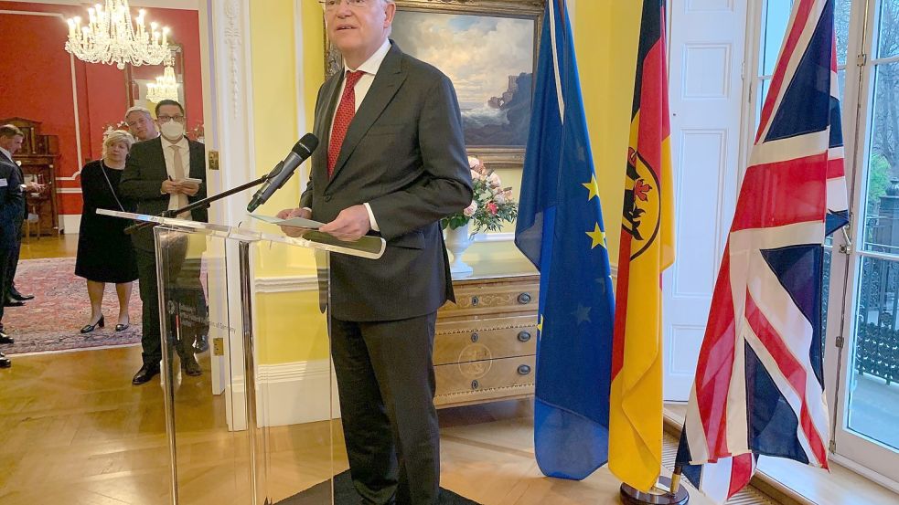 Niedersachsens Ministerpräsident Stephan Weil, hier am Montagabend bei einem Besuch in der Deutschen Botschaft in London, wurde am Freitag nach seiner Rückkehr aus England und Schottland positiv auf das Coronavirus getestet. Foto: Lars Laue