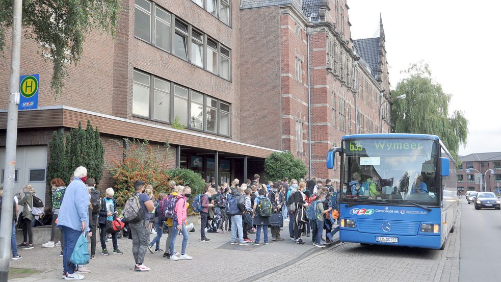 Im Landkreis Leer werden wegen der Corona-Pandemie zusätzliche Schulbusse eingesetzt. Foto: Wolters/Archiv