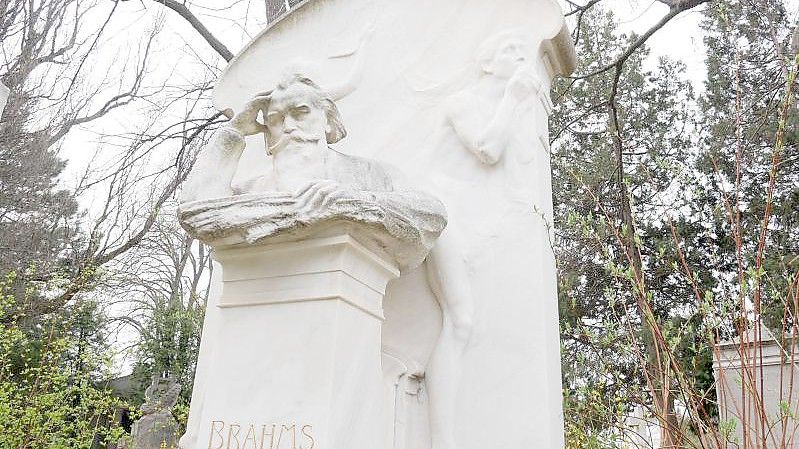 Das Grab des Komponisten Johannes Brahms auf dem Wiener Zentralfriedhof. Foto: Albert Otti/dpa