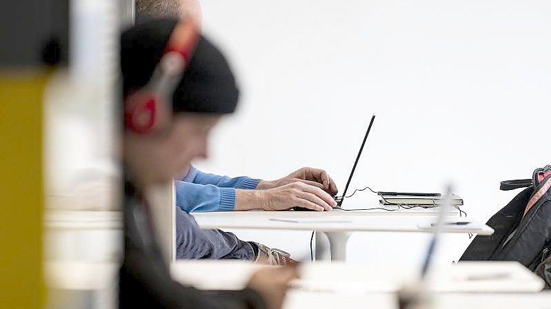 Viele Start-ups suche qualifiziertes Personal - und klagen über bürokratische Hürden. Foto: Fabian Sommer/dpa