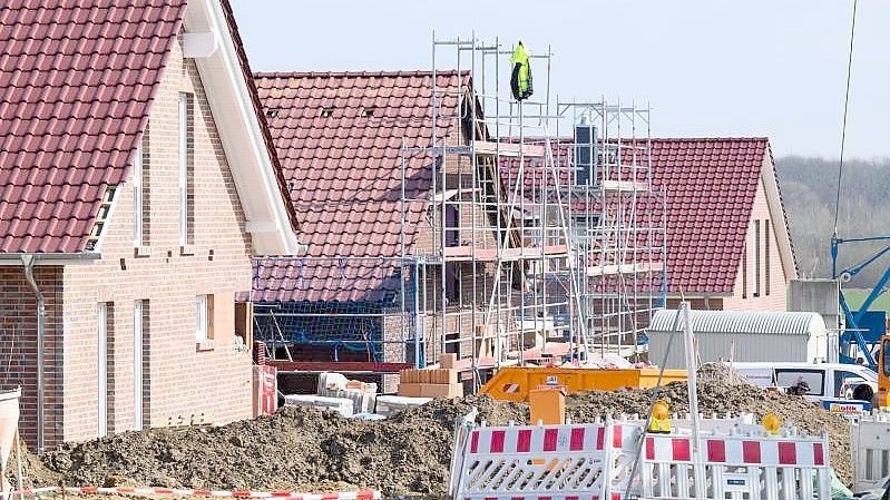 Neue Einfamilienhäuser am Stadtrand von Hannover. Foto: Julian Stratenschulte/dpa